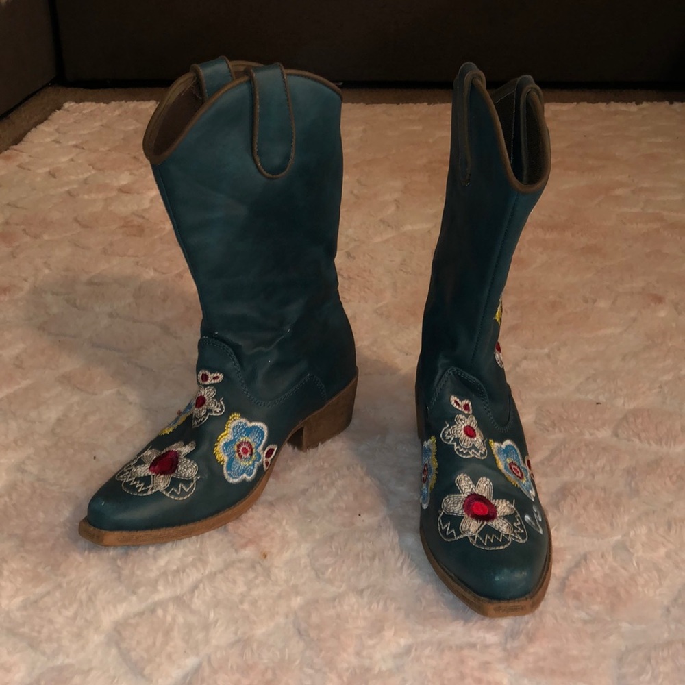 Boots - Picture 3 of 3